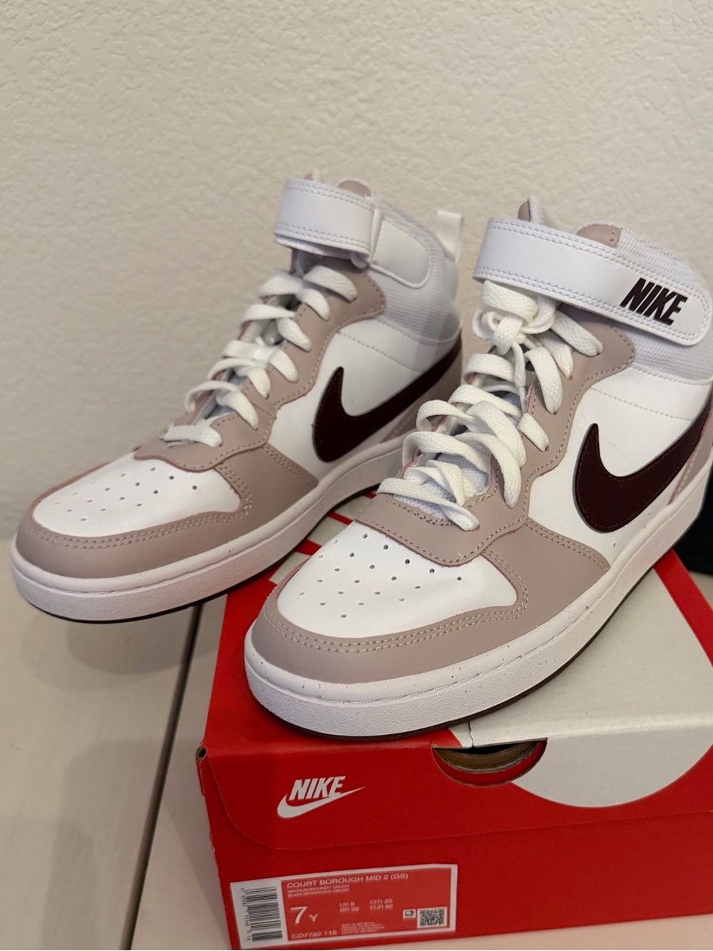 Nike Big Kids High-Top Sneakers burgundy (nwt)